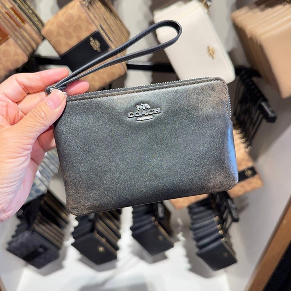 New‼️Coach Corner Zip Wristlet In Loved Leather CFW89  Silver/Black Brown